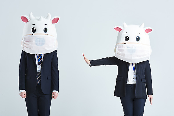 포토 JPG 스튜디오촬영 여자 남자 40대 중년 비즈니스 회색배경 새해 실내 마스크 정장 상반신 20대 성인 두명 앞모습 한국인 소띠 비즈니스맨 비즈니스우먼 소 소캐릭터 손뻗기 동물탈 인형탈 2021년 사회적거리두기 신축년 국내포토 옷 캠페인 뷰포인트 동물캐릭터 백그라운드 포유류 모션 사람 동양인 청년 내부 회색 십이지신 직장인 연도 탈 파일형식