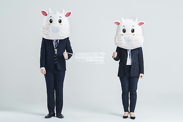 포토 JPG 스튜디오촬영 전신 여자 남자 40대 중년 비즈니스 회색배경 새해 실내 마스크 서기 들기 정장 20대 성인 두명 앞모습 한국인 소띠 비즈니스맨 비즈니스우먼 소 소캐릭터 동물탈 인형탈 2021년 신축년 국내포토 옷 뷰포인트 동물캐릭터 백그라운드 포유류 모션 사람 동양인 청년 내부 회색 십이지신 직장인 연도 탈 파일형식