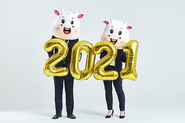 포토 JPG 스튜디오촬영 전신 여자 남자 40대 중년 비즈니스 회색배경 새해 실내 서기 들기 정장 20대 성인 두명 앞모습 숫자 한국인 소띠 비즈니스맨 비즈니스우먼 소 풍선 소캐릭터 동물탈 인형탈 2021년 신축년 국내포토 문자 옷 뷰포인트 동물캐릭터 백그라운드 포유류 모션 사람 동양인 청년 내부 회색 십이지신 직장인 연도 탈 파일형식