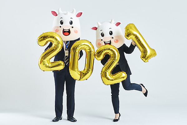 포토 JPG 스튜디오촬영 전신 여자 남자 40대 중년 비즈니스 회색배경 새해 실내 들기 정장 20대 성인 두명 앞모습 숫자 한국인 소띠 비즈니스맨 비즈니스우먼 소 풍선 소캐릭터 다리들기 동물탈 인형탈 2021년 신축년 국내포토 문자 옷 뷰포인트 동물캐릭터 백그라운드 포유류 모션 사람 동양인 청년 내부 회색 십이지신 직장인 연도 탈 파일형식