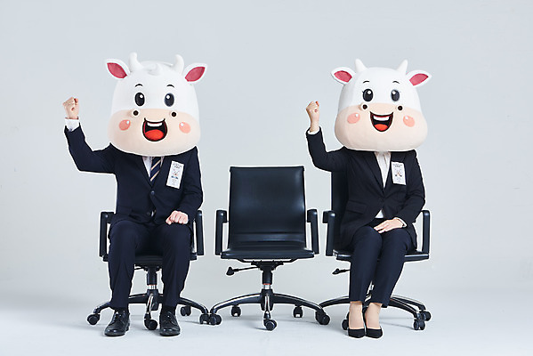 포토 JPG 스튜디오촬영 전신 여자 남자 40대 중년 의자 비즈니스 회색배경 새해 실내 앉기 정장 20대 성인 두명 앞모습 파이팅 한국인 소띠 비즈니스맨 비즈니스우먼 소 면접 취업준비생 소캐릭터 동물탈 인형탈 2021년 신축년 국내포토 옷 뷰포인트 동물캐릭터 가구 백그라운드 포유류 모션 사람 동양인 청년 내부 회색 구직 십이지신 직장인 연도 탈 파일형식