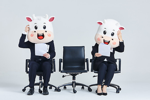 포토 JPG 스튜디오촬영 전신 여자 남자 40대 중년 의자 비즈니스 회색배경 새해 실내 들기 앉기 정장 20대 성인 두명 앞모습 한국인 소띠 비즈니스맨 비즈니스우먼 소 면접 문서 취업준비생 소캐릭터 동물탈 인형탈 2021년 신축년 국내포토 옷 뷰포인트 동물캐릭터 가구 백그라운드 포유류 모션 사람 동양인 청년 내부 회색 구직 십이지신 직장인 연도 탈 파일형식