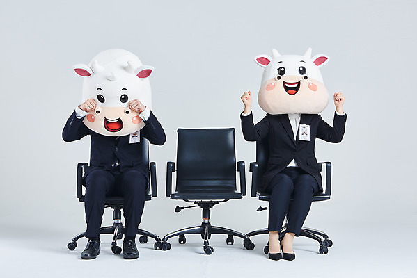 포토 JPG 스튜디오촬영 전신 여자 남자 40대 중년 의자 비즈니스 회색배경 새해 실내 앉기 정장 20대 성인 두명 앞모습 기쁨 만세 한국인 슬픔 소띠 비즈니스맨 비즈니스우먼 소 울음 면접 취업준비생 소캐릭터 동물탈 인형탈 2021년 신축년 국내포토 옷 감정 뷰포인트 동물캐릭터 가구 백그라운드 포유류 모션 표정 사람 동양인 청년 내부 회색 구직 십이지신 직장인 연도 탈 파일형식