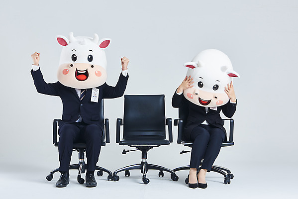 포토 JPG 스튜디오촬영 전신 여자 남자 40대 중년 의자 비즈니스 회색배경 새해 실내 앉기 정장 20대 성인 두명 앞모습 기쁨 만세 한국인 슬픔 소띠 비즈니스맨 비즈니스우먼 소 울음 면접 취업준비생 소캐릭터 동물탈 인형탈 2021년 신축년 국내포토 옷 감정 뷰포인트 동물캐릭터 가구 백그라운드 포유류 모션 표정 사람 동양인 청년 내부 회색 구직 십이지신 직장인 연도 탈 파일형식