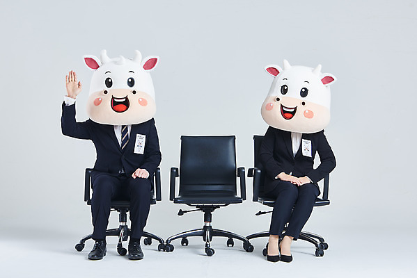 포토 JPG 스튜디오촬영 전신 여자 남자 40대 중년 의자 비즈니스 회색배경 새해 실내 앉기 정장 20대 성인 두명 앞모습 손들기 한국인 소띠 비즈니스맨 비즈니스우먼 소 면접 취업준비생 소캐릭터 동물탈 인형탈 2021년 신축년 국내포토 옷 뷰포인트 동물캐릭터 가구 백그라운드 포유류 모션 사람 동양인 청년 내부 회색 구직 십이지신 직장인 연도 탈 파일형식