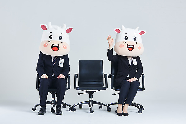 포토 JPG 스튜디오촬영 전신 여자 남자 40대 중년 의자 비즈니스 회색배경 새해 실내 앉기 정장 20대 성인 두명 앞모습 손들기 한국인 소띠 비즈니스맨 비즈니스우먼 소 면접 취업준비생 소캐릭터 동물탈 인형탈 2021년 신축년 국내포토 옷 뷰포인트 동물캐릭터 가구 백그라운드 포유류 모션 사람 동양인 청년 내부 회색 구직 십이지신 직장인 연도 탈 파일형식