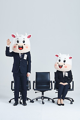 포토 JPG 스튜디오촬영 전신 응시 여자 남자 40대 중년 의자 비즈니스 회색배경 새해 실내 서기 앉기 정장 20대 성인 두명 앞모습 손들기 한국인 소띠 비즈니스맨 비즈니스우먼 소 면접 취업준비생 소캐릭터 동물탈 인형탈 2021년 신축년 국내포토 시선 옷 뷰포인트 동물캐릭터 가구 백그라운드 포유류 모션 사람 동양인 청년 내부 회색 구직 십이지신 직장인 연도 탈 파일형식