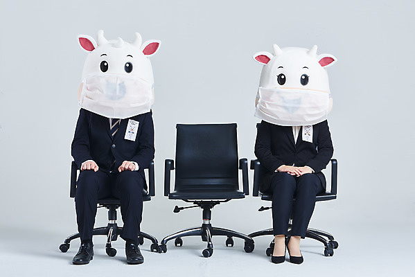 포토 JPG 스튜디오촬영 전신 여자 남자 40대 중년 의자 비즈니스 회색배경 새해 실내 마스크 앉기 정장 20대 성인 두명 앞모습 한국인 소띠 비즈니스맨 비즈니스우먼 소 면접 취업준비생 소캐릭터 동물탈 인형탈 2021년 신축년 국내포토 옷 뷰포인트 동물캐릭터 가구 백그라운드 포유류 모션 사람 동양인 청년 내부 회색 구직 십이지신 직장인 연도 탈 파일형식