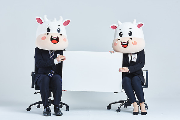 포토 JPG 스튜디오촬영 전신 배너 여자 남자 40대 중년 의자 비즈니스 회색배경 새해 실내 들기 앉기 정장 20대 성인 두명 앞모습 공백 한국인 소띠 비즈니스맨 비즈니스우먼 소 면접 취업준비생 소캐릭터 동물탈 인형탈 2021년 신축년 국내포토 옷 뷰포인트 동물캐릭터 가구 백그라운드 포유류 모션 사람 동양인 청년 내부 회색 구직 십이지신 직장인 연도 탈 파일형식