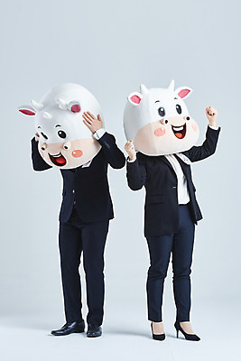 포토 JPG 스튜디오촬영 전신 여자 남자 40대 중년 비즈니스 회색배경 새해 실내 서기 정장 20대 성인 두명 옆모습 기쁨 만세 한국인 슬픔 소띠 비즈니스맨 비즈니스우먼 소 면접 소캐릭터 동물탈 인형탈 2021년 신축년 국내포토 옷 감정 뷰포인트 동물캐릭터 백그라운드 포유류 모션 사람 동양인 청년 내부 회색 십이지신 직장인 연도 탈 파일형식