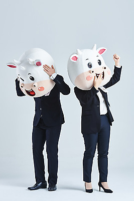 포토 JPG 스튜디오촬영 전신 여자 남자 40대 중년 비즈니스 회색배경 새해 실내 서기 정장 20대 성인 두명 옆모습 기쁨 한국인 슬픔 소띠 비즈니스맨 비즈니스우먼 소 면접 소캐릭터 동물탈 인형탈 2021년 신축년 국내포토 옷 감정 뷰포인트 동물캐릭터 백그라운드 포유류 모션 사람 동양인 청년 내부 회색 십이지신 직장인 연도 탈 파일형식