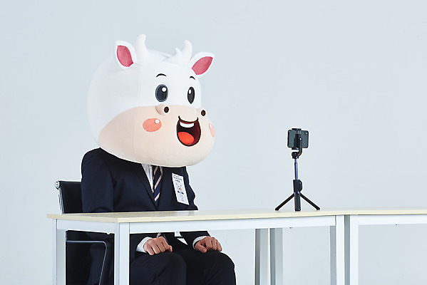 포토 JPG 스튜디오촬영 남자 의자 비즈니스 회색배경 새해 실내 한명 앉기 정장 상반신 20대 성인 옆모습 스마트폰 한국인 소띠 비즈니스맨 소 책상 면접 소캐릭터 동물탈 인형탈 화상통화 성인남자한명만 2021년 비대면면접 신축년 랜선라이프 국내포토 1 라이프스타일 옷 뷰포인트 동물캐릭터 가구 백그라운드 포유류 모션 사람 동양인 청년 내부 핸드폰 스마트기기 회색 십이지신 직장인 연도 탈 통화 남자한명만 성인남자만 파일형식 언택트