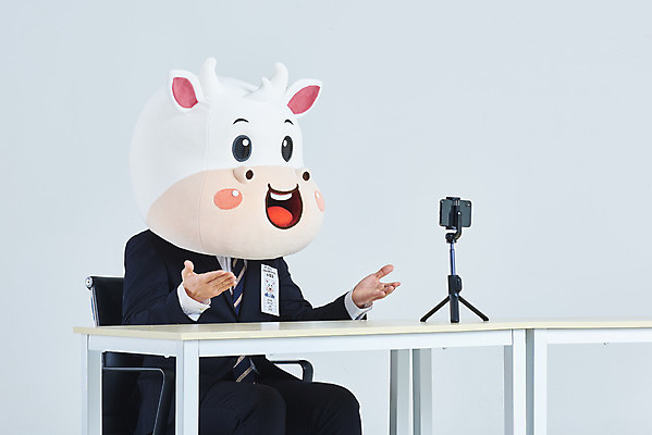 포토 JPG 스튜디오촬영 남자 의자 비즈니스 회색배경 새해 실내 한명 앉기 정장 손짓 상반신 20대 성인 옆모습 스마트폰 한국인 소띠 비즈니스맨 소 책상 면접 소캐릭터 동물탈 인형탈 화상통화 성인남자한명만 2021년 비대면면접 신축년 랜선라이프 국내포토 1 라이프스타일 옷 뷰포인트 동물캐릭터 가구 백그라운드 포유류 모션 사람 동양인 청년 내부 핸드폰 스마트기기 회색 십이지신 직장인 연도 탈 통화 남자한명만 성인남자만 파일형식 언택트