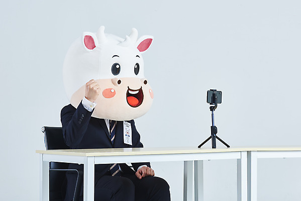 포토 JPG 스튜디오촬영 남자 의자 비즈니스 회색배경 새해 실내 한명 앉기 정장 상반신 20대 성인 옆모습 스마트폰 파이팅 한국인 소띠 비즈니스맨 소 책상 면접 소캐릭터 동물탈 인형탈 화상통화 성인남자한명만 2021년 비대면면접 신축년 랜선라이프 국내포토 1 라이프스타일 옷 뷰포인트 동물캐릭터 가구 백그라운드 포유류 모션 사람 동양인 청년 내부 핸드폰 스마트기기 회색 십이지신 직장인 연도 탈 통화 남자한명만 성인남자만 파일형식 언택트