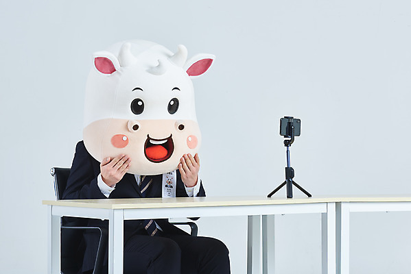 포토 JPG 스튜디오촬영 남자 의자 비즈니스 회색배경 새해 실내 한명 앉기 정장 손짓 상반신 20대 성인 옆모습 스마트폰 한국인 소띠 비즈니스맨 소 책상 면접 소캐릭터 동물탈 인형탈 화상통화 성인남자한명만 2021년 비대면면접 신축년 랜선라이프 국내포토 1 라이프스타일 옷 뷰포인트 동물캐릭터 가구 백그라운드 포유류 모션 사람 동양인 청년 내부 핸드폰 스마트기기 회색 십이지신 직장인 연도 탈 통화 남자한명만 성인남자만 파일형식 언택트