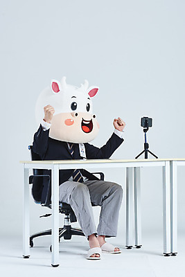 포토 JPG 스튜디오촬영 전신 남자 의자 비즈니스 회색배경 새해 실내 한명 앉기 정장 20대 성인 옆모습 스마트폰 파이팅 잠옷 한국인 소띠 비즈니스맨 소 책상 면접 소캐릭터 동물탈 인형탈 화상통화 성인남자한명만 2021년 비대면면접 신축년 랜선라이프 국내포토 1 라이프스타일 옷 뷰포인트 동물캐릭터 가구 백그라운드 포유류 모션 사람 동양인 청년 내부 핸드폰 스마트기기 회색 십이지신 직장인 연도 탈 통화 남자한명만 성인남자만 파일형식 언택트