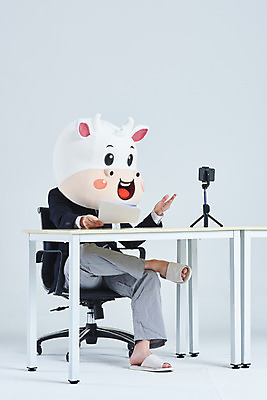 포토 JPG 스튜디오촬영 전신 남자 의자 비즈니스 회색배경 새해 실내 한명 앉기 정장 20대 성인 옆모습 스마트폰 잠옷 한국인 다리꼬기 소띠 비즈니스맨 소 책상 면접 소캐릭터 동물탈 인형탈 화상통화 성인남자한명만 2021년 비대면면접 신축년 랜선라이프 국내포토 1 라이프스타일 옷 뷰포인트 동물캐릭터 가구 백그라운드 포유류 모션 사람 동양인 청년 내부 핸드폰 스마트기기 회색 십이지신 직장인 연도 탈 통화 남자한명만 성인남자만 파일형식 언택트