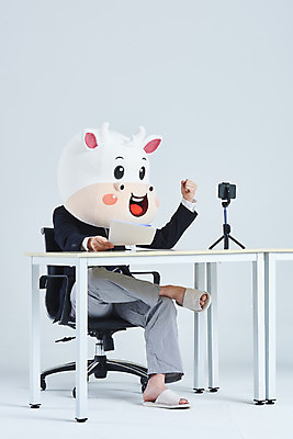 포토 JPG 스튜디오촬영 전신 남자 의자 비즈니스 회색배경 새해 실내 한명 앉기 정장 20대 성인 옆모습 스마트폰 파이팅 잠옷 한국인 다리꼬기 소띠 비즈니스맨 소 책상 면접 소캐릭터 동물탈 인형탈 화상통화 성인남자한명만 2021년 비대면면접 신축년 랜선라이프 국내포토 1 라이프스타일 옷 뷰포인트 동물캐릭터 가구 백그라운드 포유류 모션 사람 동양인 청년 내부 핸드폰 스마트기기 회색 십이지신 직장인 연도 탈 통화 남자한명만 성인남자만 파일형식 언택트