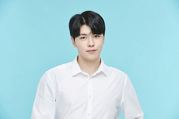 포토 JPG 스튜디오촬영 응시 남자 셔츠 실내 한명 상반신 20대 성인 앞모습 뷰티 한국인 파란배경 의료성형뷰티 성인남자한명만 국내포토 1 시선 뷰포인트 백그라운드 상의 사람 동양인 청년 내부 파란색 남자한명만 성인남자만 파일형식