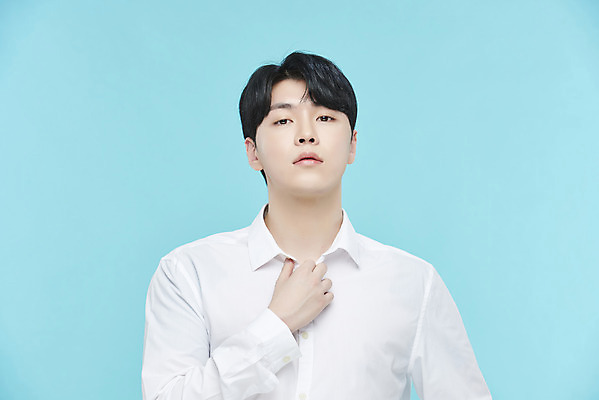 포토 JPG 스튜디오촬영 응시 남자 셔츠 실내 한명 손짓 상반신 20대 성인 앞모습 뷰티 한국인 파란배경 의료성형뷰티 성인남자한명만 국내포토 1 시선 뷰포인트 백그라운드 상의 모션 사람 동양인 청년 내부 파란색 남자한명만 성인남자만 파일형식