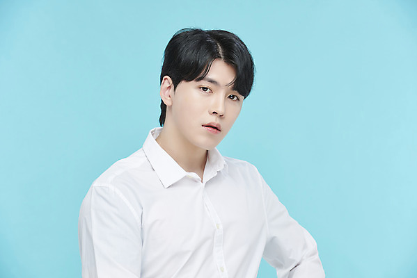 포토 JPG 스튜디오촬영 응시 남자 셔츠 실내 한명 상반신 20대 성인 옆모습 뷰티 한국인 파란배경 의료성형뷰티 성인남자한명만 국내포토 1 시선 뷰포인트 백그라운드 상의 사람 동양인 청년 내부 파란색 남자한명만 성인남자만 파일형식