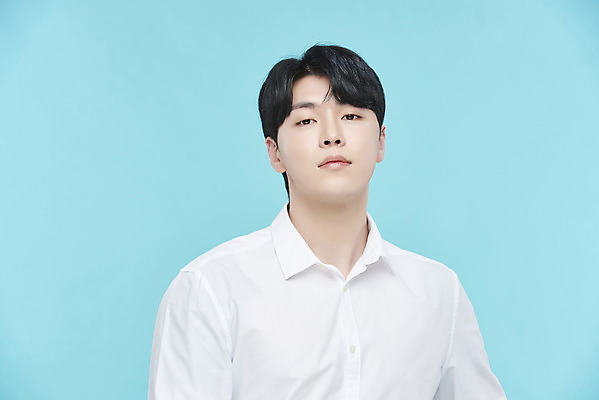 포토 JPG 스튜디오촬영 응시 남자 셔츠 실내 한명 상반신 20대 성인 앞모습 뷰티 한국인 파란배경 의료성형뷰티 성인남자한명만 국내포토 1 시선 뷰포인트 백그라운드 상의 사람 동양인 청년 내부 파란색 남자한명만 성인남자만 파일형식