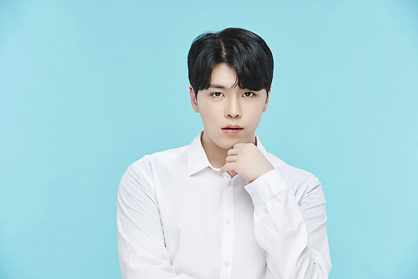 포토 JPG 스튜디오촬영 응시 남자 셔츠 실내 한명 상반신 20대 성인 앞모습 뷰티 턱괴기 한국인 파란배경 의료성형뷰티 성인남자한명만 국내포토 1 시선 뷰포인트 백그라운드 상의 모션 사람 동양인 청년 내부 파란색 남자한명만 성인남자만 파일형식
