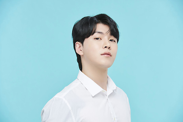 포토 JPG 스튜디오촬영 응시 남자 셔츠 실내 한명 상반신 20대 성인 옆모습 뷰티 한국인 파란배경 의료성형뷰티 성인남자한명만 국내포토 1 시선 뷰포인트 백그라운드 상의 사람 동양인 청년 내부 파란색 남자한명만 성인남자만 파일형식