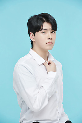 포토 JPG 스튜디오촬영 응시 남자 셔츠 실내 한명 손짓 근접촬영 상반신 20대 성인 옆모습 뷰티 한국인 파란배경 의료성형뷰티 성인남자한명만 국내포토 1 시선 뷰포인트 백그라운드 상의 모션 사람 동양인 청년 내부 파란색 남자한명만 성인남자만 파일형식