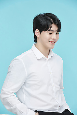 포토 JPG 스튜디오촬영 응시 남자 셔츠 실내 한명 미소 상반신 20대 성인 옆모습 뷰티 한국인 파란배경 의료성형뷰티 성인남자한명만 국내포토 1 시선 뷰포인트 백그라운드 상의 표정 사람 동양인 청년 내부 파란색 남자한명만 성인남자만 파일형식