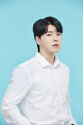 포토 JPG 스튜디오촬영 응시 남자 셔츠 실내 한명 상반신 20대 성인 옆모습 뷰티 한국인 파란배경 의료성형뷰티 성인남자한명만 국내포토 1 시선 뷰포인트 백그라운드 상의 사람 동양인 청년 내부 파란색 남자한명만 성인남자만 파일형식