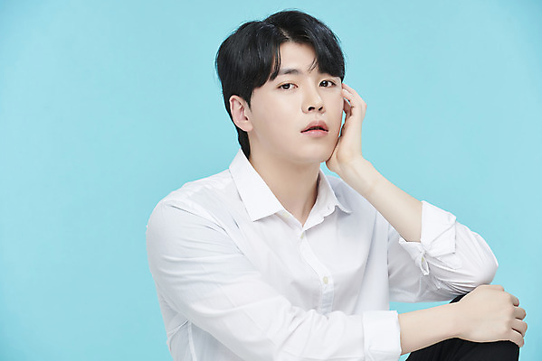 포토 JPG 스튜디오촬영 응시 남자 셔츠 실내 한명 상반신 20대 성인 옆모습 뷰티 턱괴기 한국인 파란배경 의료성형뷰티 성인남자한명만 국내포토 1 시선 뷰포인트 백그라운드 상의 모션 사람 동양인 청년 내부 파란색 남자한명만 성인남자만 파일형식