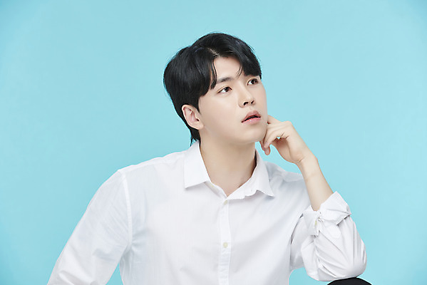 포토 JPG 스튜디오촬영 응시 남자 셔츠 실내 한명 상반신 20대 성인 옆모습 뷰티 턱괴기 한국인 파란배경 의료성형뷰티 성인남자한명만 국내포토 1 시선 뷰포인트 백그라운드 상의 모션 사람 동양인 청년 내부 파란색 남자한명만 성인남자만 파일형식
