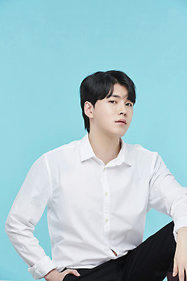 포토 JPG 스튜디오촬영 응시 남자 포즈 셔츠 실내 한명 앉기 상반신 20대 성인 앞모습 뷰티 한국인 파란배경 의료성형뷰티 성인남자한명만 국내포토 1 시선 뷰포인트 백그라운드 상의 모션 사람 동양인 청년 내부 파란색 남자한명만 성인남자만 파일형식