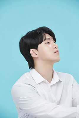 포토 JPG 스튜디오촬영 응시 남자 셔츠 실내 한명 근접촬영 상반신 20대 성인 옆모습 뷰티 한국인 올려보기 파란배경 의료성형뷰티 성인남자한명만 국내포토 1 시선 뷰포인트 백그라운드 상의 모션 사람 동양인 청년 내부 파란색 남자한명만 성인남자만 파일형식