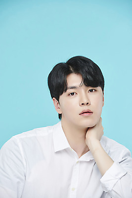 포토 JPG 스튜디오촬영 응시 남자 셔츠 실내 한명 근접촬영 상반신 20대 성인 앞모습 뷰티 턱괴기 한국인 파란배경 의료성형뷰티 성인남자한명만 국내포토 1 시선 뷰포인트 백그라운드 상의 모션 사람 동양인 청년 내부 파란색 남자한명만 성인남자만 파일형식