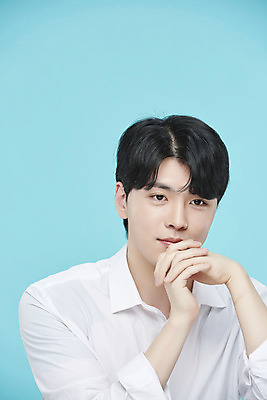 포토 JPG 스튜디오촬영 응시 남자 셔츠 실내 한명 미소 근접촬영 상반신 20대 성인 앞모습 뷰티 턱괴기 한국인 깍지 파란배경 의료성형뷰티 성인남자한명만 국내포토 1 시선 뷰포인트 백그라운드 상의 모션 표정 사람 동양인 손짓 청년 내부 파란색 남자한명만 성인남자만 파일형식