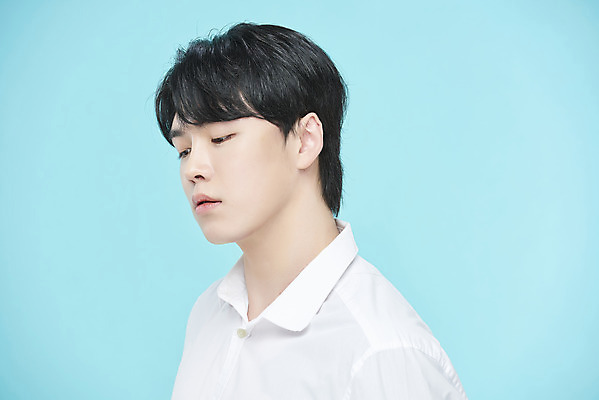 포토 JPG 스튜디오촬영 응시 남자 셔츠 실내 한명 상반신 20대 성인 옆모습 뷰티 한국인 파란배경 의료성형뷰티 성인남자한명만 국내포토 1 시선 뷰포인트 백그라운드 상의 사람 동양인 청년 내부 파란색 남자한명만 성인남자만 파일형식