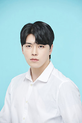 포토 JPG 스튜디오촬영 응시 남자 셔츠 실내 한명 상반신 20대 성인 옆모습 뷰티 한국인 파란배경 의료성형뷰티 성인남자한명만 국내포토 1 시선 뷰포인트 백그라운드 상의 사람 동양인 청년 내부 파란색 남자한명만 성인남자만 파일형식