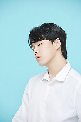 포토 JPG 스튜디오촬영 응시 남자 셔츠 실내 한명 상반신 20대 성인 옆모습 뷰티 한국인 파란배경 의료성형뷰티 성인남자한명만 국내포토 1 시선 뷰포인트 백그라운드 상의 사람 동양인 청년 내부 파란색 남자한명만 성인남자만 파일형식