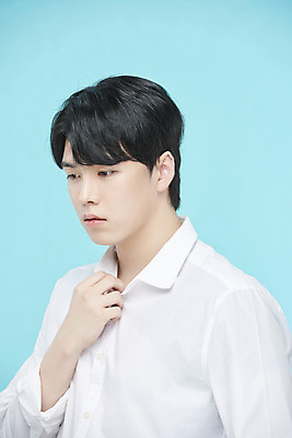 포토 JPG 스튜디오촬영 응시 남자 셔츠 실내 한명 손짓 상반신 20대 성인 옆모습 뷰티 한국인 파란배경 의료성형뷰티 성인남자한명만 국내포토 1 시선 뷰포인트 백그라운드 상의 모션 사람 동양인 청년 내부 파란색 남자한명만 성인남자만 파일형식