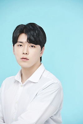 포토 JPG 스튜디오촬영 응시 남자 셔츠 실내 한명 상반신 20대 성인 옆모습 뷰티 한국인 파란배경 의료성형뷰티 성인남자한명만 국내포토 1 시선 뷰포인트 백그라운드 상의 사람 동양인 청년 내부 파란색 남자한명만 성인남자만 파일형식