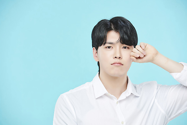 포토 JPG 스튜디오촬영 응시 남자 셔츠 실내 한명 손짓 상반신 20대 성인 앞모습 뷰티 한국인 슬픔 파란배경 의료성형뷰티 성인남자한명만 국내포토 1 시선 감정 뷰포인트 백그라운드 상의 모션 사람 동양인 청년 내부 파란색 남자한명만 성인남자만 파일형식
