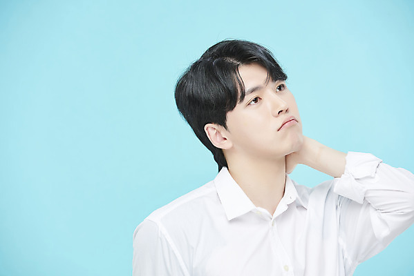 포토 JPG 스튜디오촬영 응시 남자 셔츠 실내 한명 상반신 20대 성인 옆모습 뷰티 한국인 올려보기 잡기 파란배경 뒷목 의료성형뷰티 성인남자한명만 국내포토 1 시선 뷰포인트 백그라운드 상의 모션 사람 동양인 청년 내부 파란색 목 남자한명만 성인남자만 파일형식