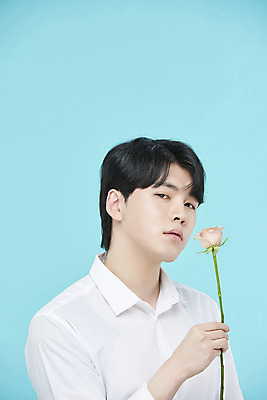포토 JPG 스튜디오촬영 응시 남자 셔츠 실내 한명 들기 상반신 20대 성인 옆모습 뷰티 장미 한국인 오브젝트 파란배경 의료성형뷰티 성인남자한명만 국내포토 1 시선 꽃 뷰포인트 백그라운드 상의 모션 사람 동양인 청년 내부 파란색 남자한명만 성인남자만 파일형식