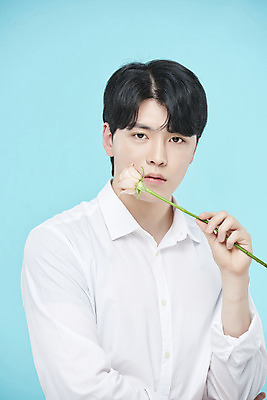 포토 JPG 스튜디오촬영 응시 남자 셔츠 실내 한명 들기 상반신 20대 성인 앞모습 뷰티 장미 한국인 오브젝트 파란배경 의료성형뷰티 성인남자한명만 국내포토 1 시선 꽃 뷰포인트 백그라운드 상의 모션 사람 동양인 청년 내부 파란색 남자한명만 성인남자만 파일형식