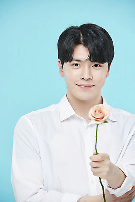 포토 JPG 스튜디오촬영 응시 남자 셔츠 실내 한명 미소 들기 상반신 20대 성인 앞모습 뷰티 장미 한국인 오브젝트 파란배경 의료성형뷰티 성인남자한명만 국내포토 1 시선 꽃 뷰포인트 백그라운드 상의 모션 표정 사람 동양인 청년 내부 파란색 남자한명만 성인남자만 파일형식