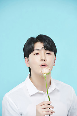 포토 JPG 스튜디오촬영 응시 남자 셔츠 실내 한명 들기 근접촬영 상반신 20대 성인 앞모습 뷰티 장미 한국인 오브젝트 파란배경 의료성형뷰티 성인남자한명만 바람불기 국내포토 1 시선 꽃 뷰포인트 백그라운드 상의 모션 사람 동양인 청년 내부 파란색 불기 남자한명만 성인남자만 파일형식
