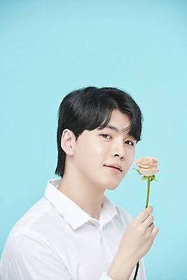 포토 JPG 스튜디오촬영 응시 남자 셔츠 실내 한명 미소 들기 근접촬영 상반신 20대 성인 옆모습 뷰티 장미 한국인 오브젝트 파란배경 의료성형뷰티 성인남자한명만 국내포토 1 시선 꽃 뷰포인트 백그라운드 상의 모션 표정 사람 동양인 청년 내부 파란색 남자한명만 성인남자만 파일형식