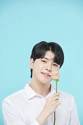 포토 JPG 스튜디오촬영 응시 남자 셔츠 실내 한명 미소 들기 상반신 20대 성인 앞모습 뷰티 장미 한국인 오브젝트 파란배경 의료성형뷰티 성인남자한명만 국내포토 1 시선 꽃 뷰포인트 백그라운드 상의 모션 표정 사람 동양인 청년 내부 파란색 남자한명만 성인남자만 파일형식